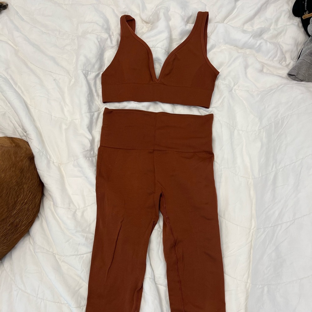 WeWoreWhat Rust Brown High-Waist Leggings & Plunge Sports Bra Set